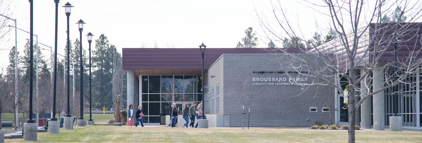 a tour group walks through campus